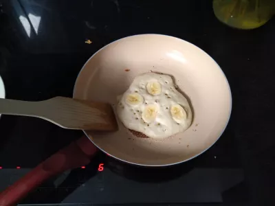 20 Min Banana / Raspberry Fluffy Vegan Pancakes : Making a banana filled pancake